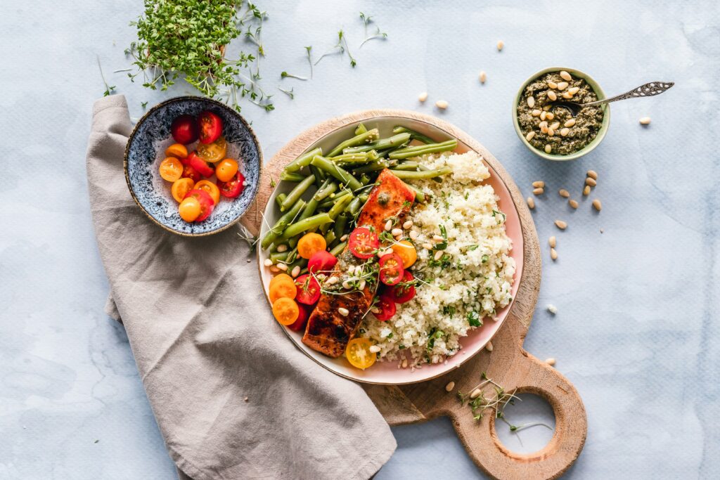 heart healthy meal with salmon and vegetables to lower blood pressure and cholesterol